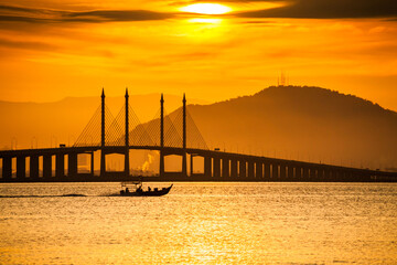 Obraz premium Penang Bridge view from the shore of George Town, Malaysia
