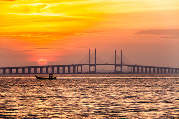 Obraz premium Penang Bridge view from the shore of George Town, Malaysia