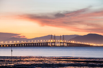 Obraz premium Penang Bridge view from the shore of George Town, Malaysia