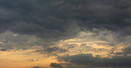 Obraz premium Background of dark clouds before a thunder-storm