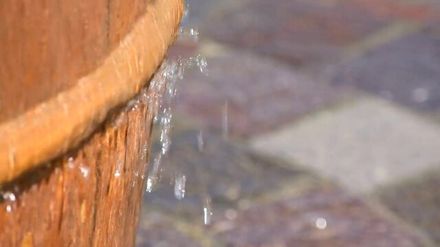 大きな樽がひとつ、そこへジャブジャブとたくさん水が落ちてきます
