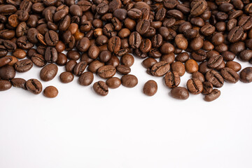 
Many coffee beans are lined up. Top and bottom of the image. Coffee beans