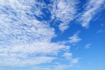 Fototapeta premium A blue sky with beautiful cloud pattern