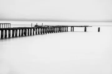 Photo sur Aluminium Noir et blanc Vue longue exposition du pont en bois à l& 39 arrière et fond blanc
