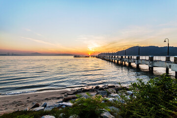 Fototapeta premium Jerejak Pier view during sunrise by the shore of Bayan Mutiara