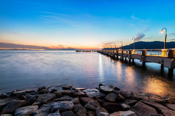 Obraz premium Jerejak Pier view during sunrise by the shore of Bayan Mutiara