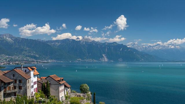 Magnifique ciel sur les montagnes autour du lac L&eacute;man depuis les vignobles du Lavaux