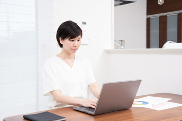 Fototapeta premium 在宅で仕事をする女性