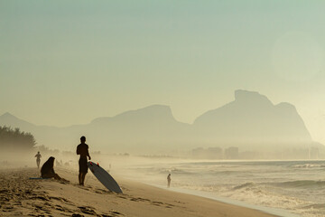 surfista se preparando para entrar no mar na praia do Rio de Janeiro.