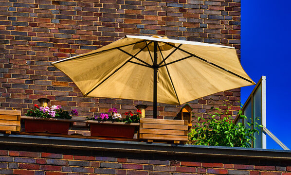 Sonnenschirm Balkon Stadtwohnung