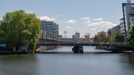 Fototapeta na wymiar Blick auf die Spree in Berlin.Janowitzbrücke und Mühlenschleuse 