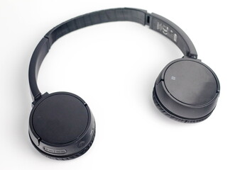 Czarne słuchawki bezprzedowowe na białym tle