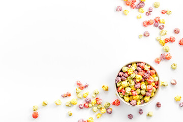 Obraz premium Colorful popcorn in bowl on white background top view copy space