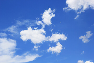 Obraz premium beautiful white cloudy on blue sky background at noon in Thailand
