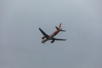 Fototapeta na wymiar plane in sky landing overcast weather