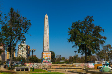 Monumento en el centro de la ciudad días despues del inicio del llamado "estallido sociall" a finales del año 2019.