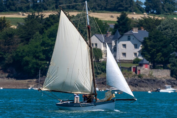 Obraz premium Bateau classic sur la Rance