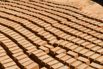 Briques artisanales séchant au soleil, vallée de la Sambirano - Madagascar.