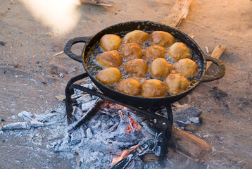 Friture de beignets, vallée de la Sambirano - Madagascar.