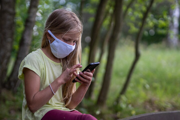 Mädchen wegen Covid-19 allein im Park: Kinder und Jugendlich leiden unter Corona-Lockdown. Allein...