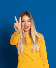 Fototapeta premium Blonde girl wearing a yellow T-shirt