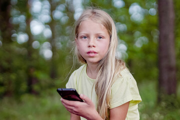 Mädchen wegen Covid-19 allein im Park: Kinder und Jugendlich leiden unter Corona-Lockdown. Allein...