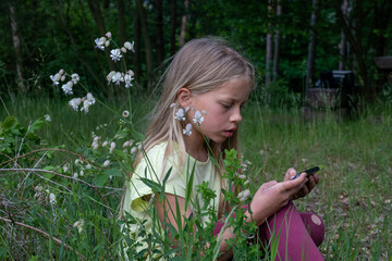 Mädchen wegen Covid-19 allein im Park: Kinder und Jugendlich leiden unter Corona-Lockdown. Allein...