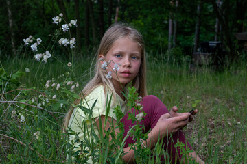 Mädchen wegen Covid-19 allein im Park: Kinder und Jugendlich leiden unter Corona-Lockdown. Allein...