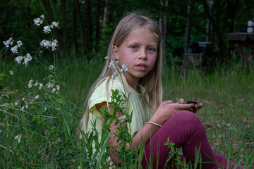 Mädchen wegen Covid-19 allein im Park: Kinder und Jugendlich leiden unter Corona-Lockdown. Allein...