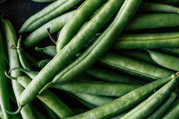 Haricots verts frais posés sur un fond foncé