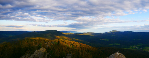 Großer Osser, Deutschland / Tschechien: Abendliches Panorama des Bayerischen Wald