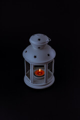 farol tradicional con vela perfumada encendida