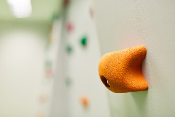 Griff an einer Kletterwand in einer Kletterhalle