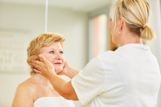 Heilpraktikerin behandelt HWS Syndrom mit Chiropraktik