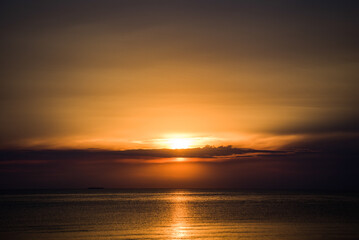 Obraz premium seascape with sunset and clouds view