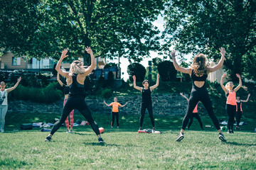 Obraz na płótnie Canvas Women workout on in the yard of women trainers. Fitness on the street