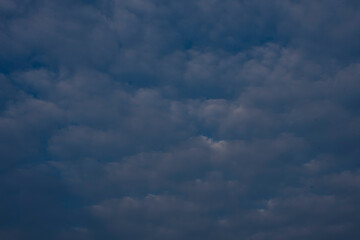 Obraz premium Beautiful clouds roaming in the red and bluish sky during sunset in the afternoon. Indian landscape and sky.