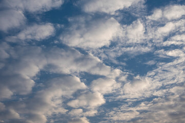 Obraz premium Beautiful clouds roaming in the red and bluish sky during sunset in the afternoon. Indian landscape and sky.