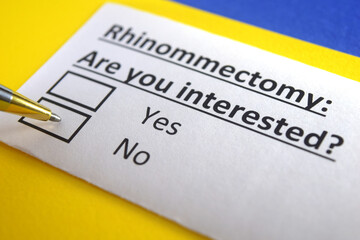 Obraz premium One person is answering question about rhinommectomy.