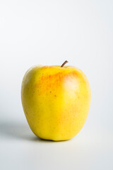 Fotografia de una manzana amarilla aislada sobre fondo blanco