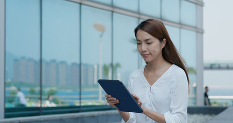 Obraz na płótnie Canvas Business woman uses tablet computer