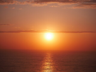 横に伸びる雲と夕焼け