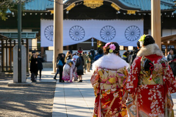 着物を着て歩く女性