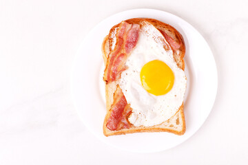Sandwich with fried egg and bacon