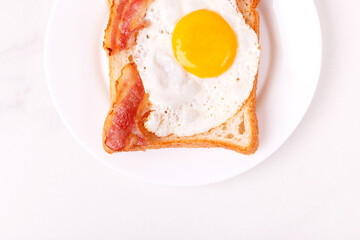 Sandwich with fried egg and bacon