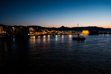 Fototapeta na wymiar night view of the port of crete