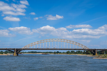 Fototapeta na wymiar Blick auf die Waalbrücke bei Nijmegen/Niederlande