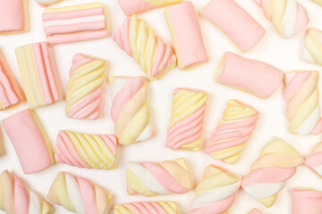 Malvaviscos de colores sobre un fondo blanco. Vista superior. Repetición
