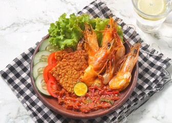 fried shrimp set with spicy sauce