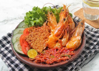 fried shrimp set with spicy sauce